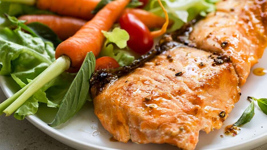 Pokud chcete zhubnout, musíte do svého jídelníčku zařadit ryby a čerstvou zeleninu. 